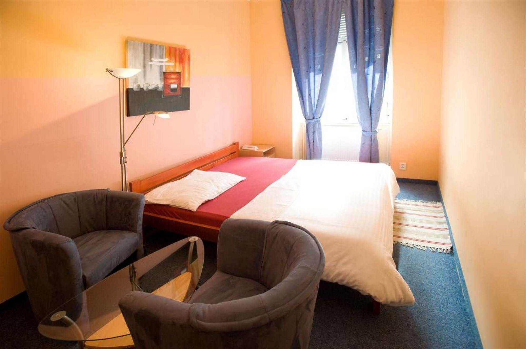 Club Hotel Praha Екстер'єр фото